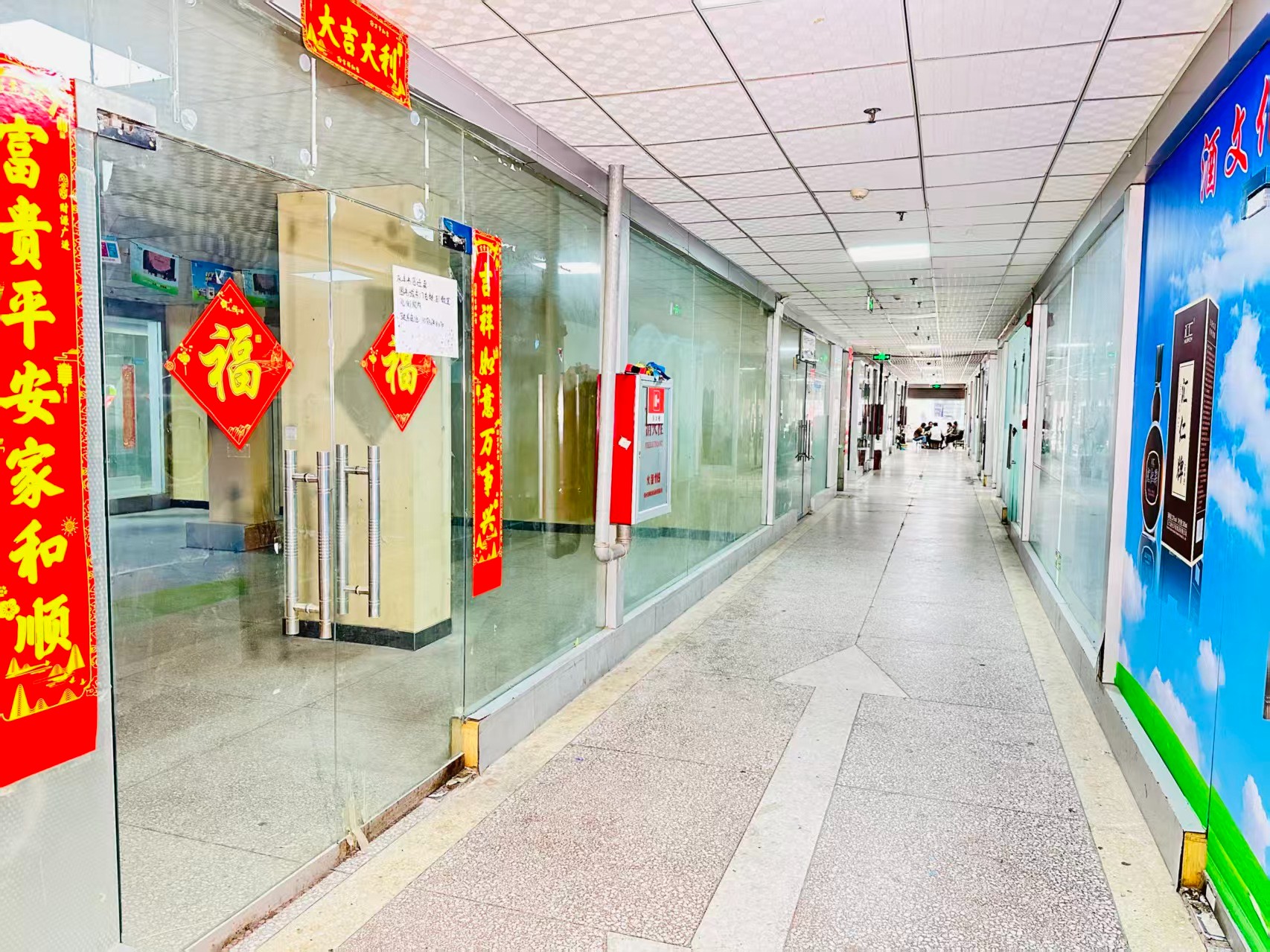 南一街园区位于洛阳市老城区春都路商贸核心区域，周边商业氛围成熟，交通便利，配套完善。依托传统副食品商贸资源，园区具备良好的经营基础和人气优势，是企业办公、商品展示、批发零售及创业发展的理想选择。