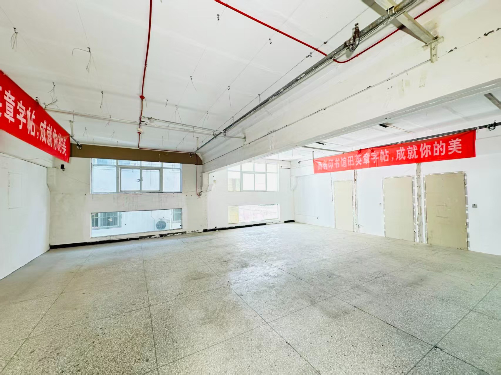 南一街重点吸引人工智能应用、数字经济、电商直播、智能制造服务、软件开发、科技创新企业及创业团队入驻